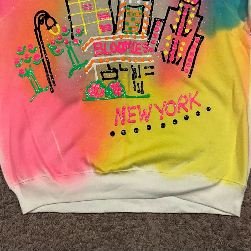 Rare And Vintage Bloomingdale’s “Bloomies” Puffy Paint XL Crewneck Sweatshirt - Picture 3 of 10